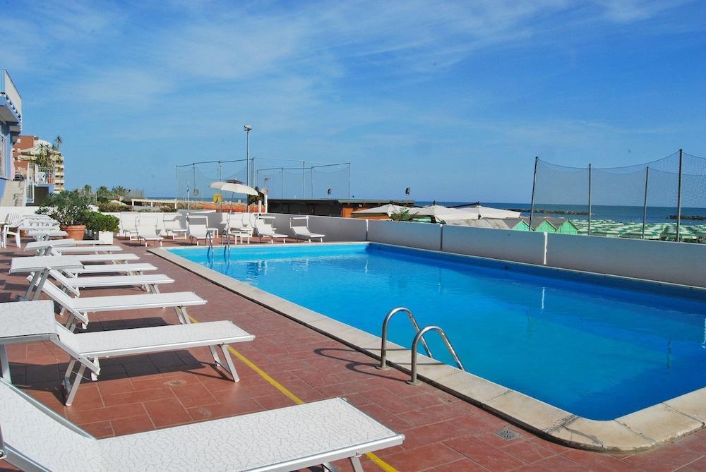Hotel Embassy Pesaro Exterior photo