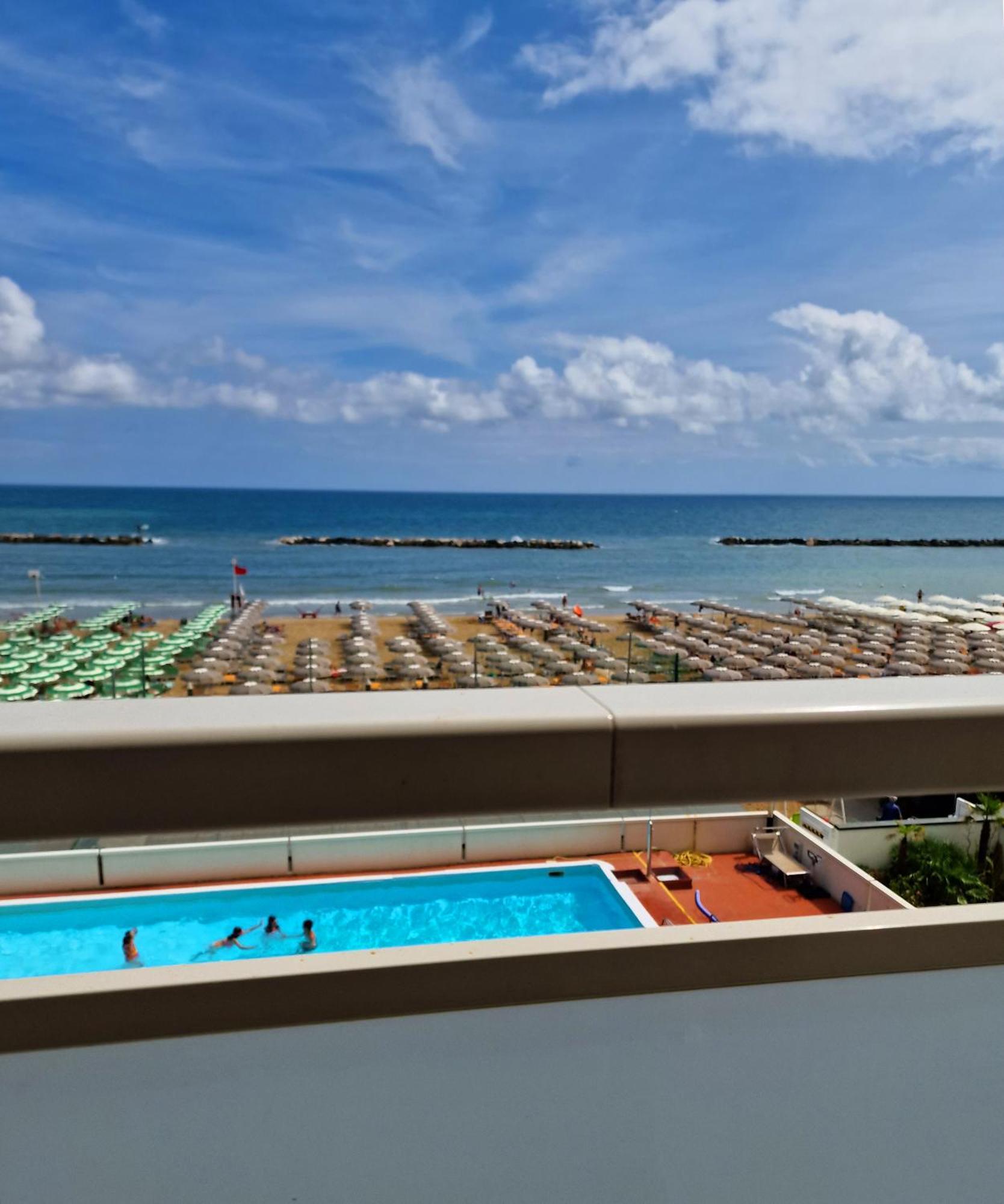 Hotel Embassy Pesaro Exterior photo