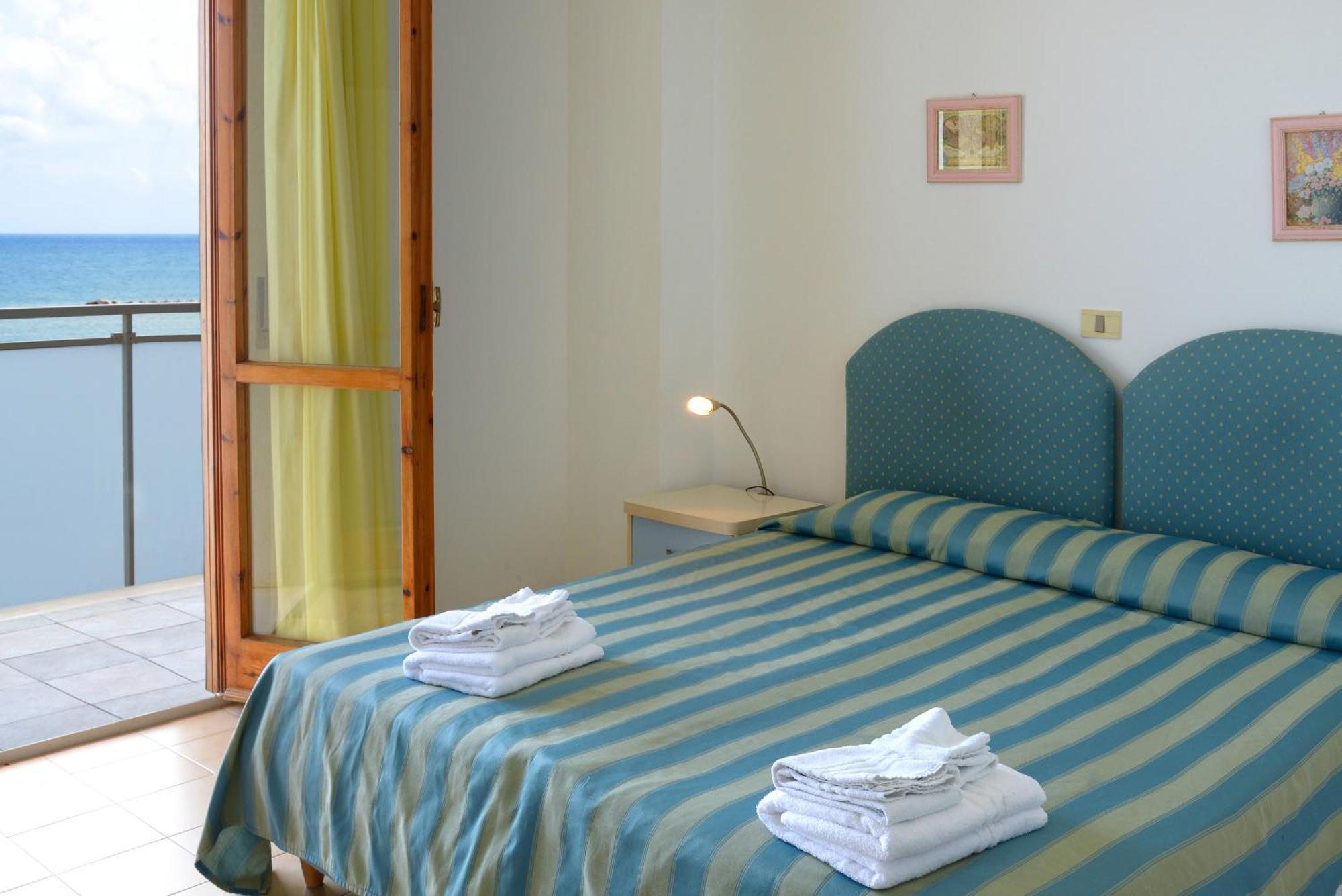 Hotel Embassy Pesaro Exterior photo