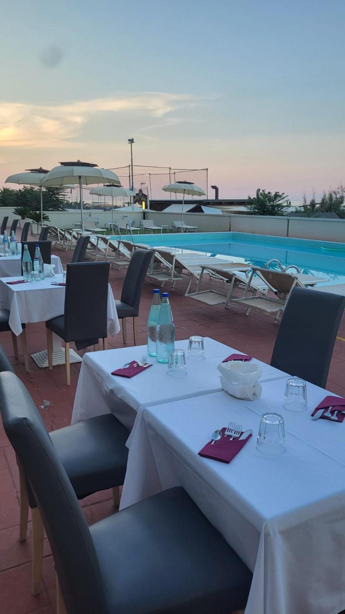 Hotel Embassy Pesaro Exterior photo