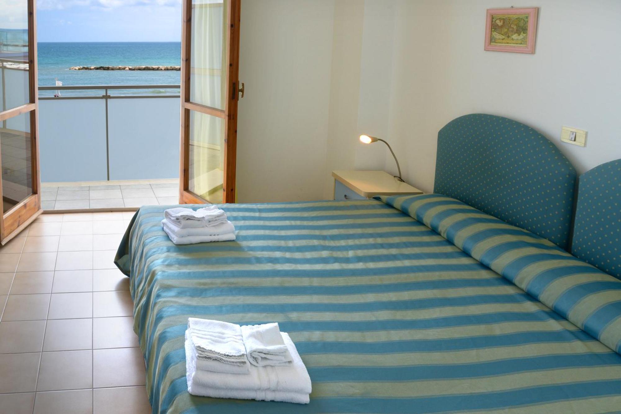 Hotel Embassy Pesaro Exterior photo