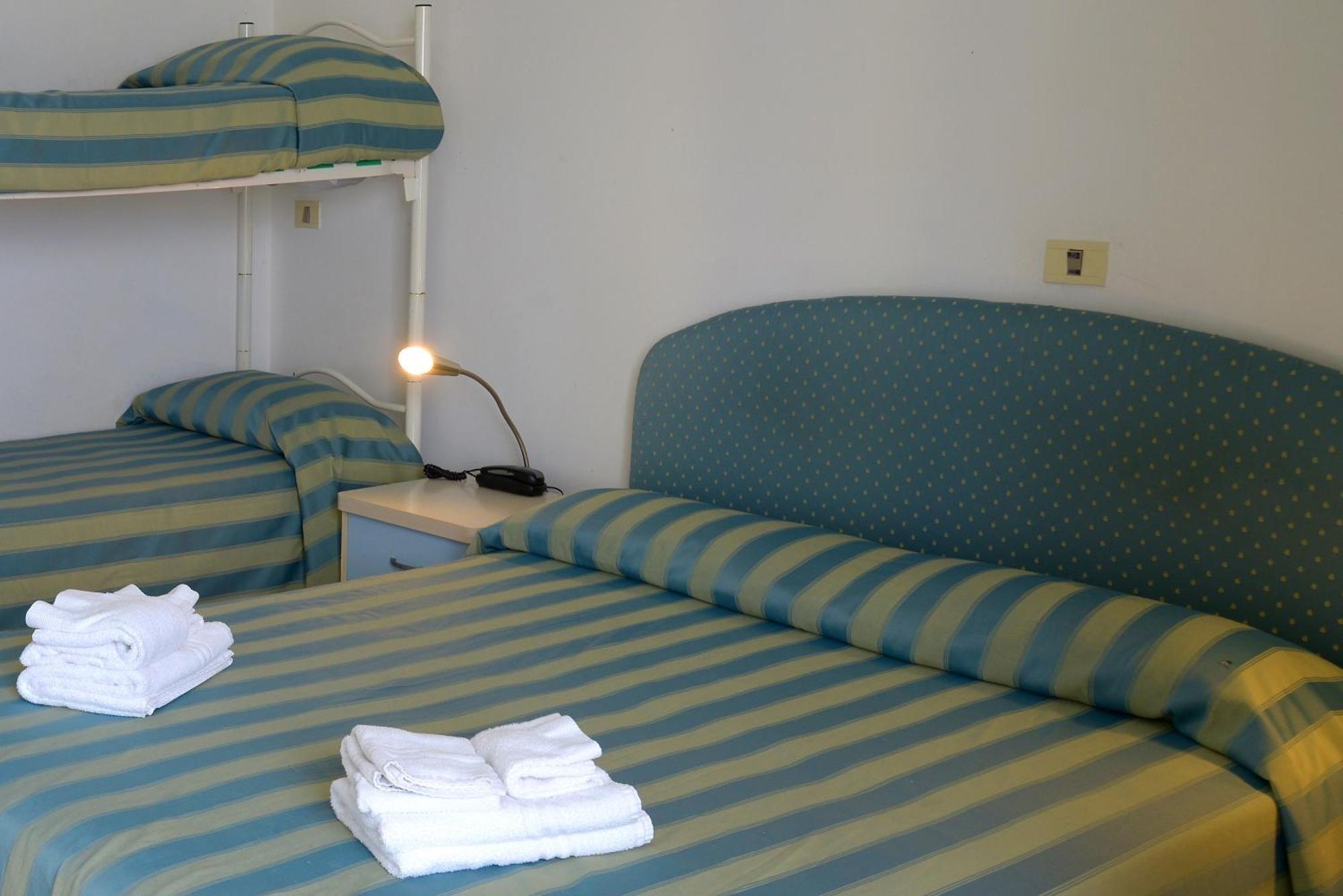 Hotel Embassy Pesaro Exterior photo