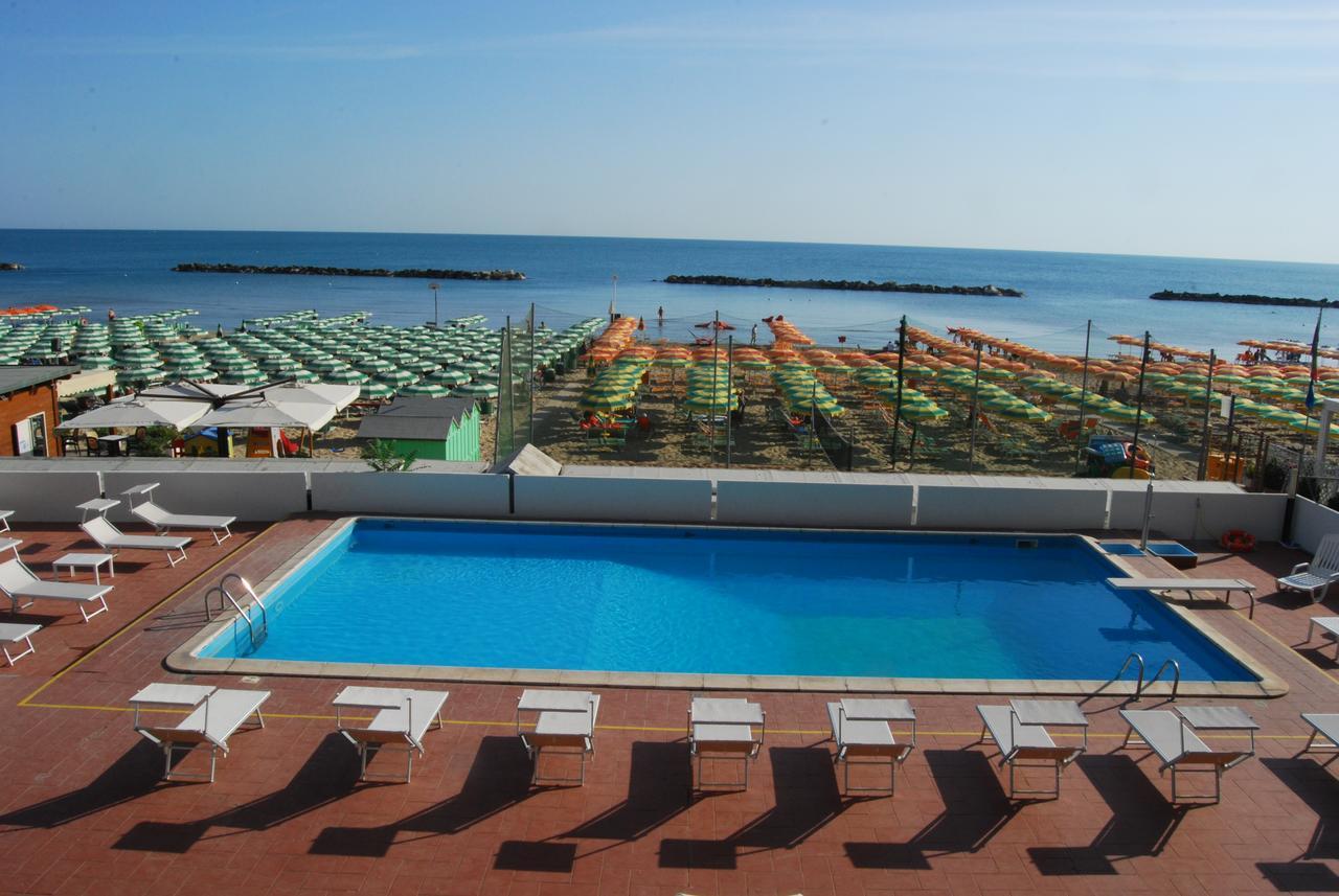Hotel Embassy Pesaro Exterior photo