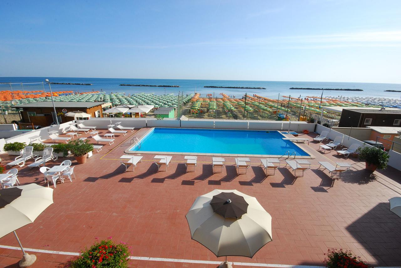 Hotel Embassy Pesaro Exterior photo